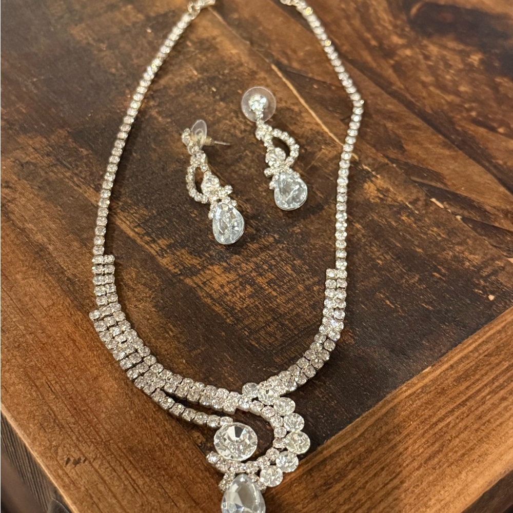 Elegant Silver Necklace and Earring Set